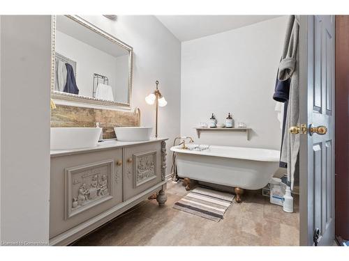 35 Jones Street, Hamilton, ON - Indoor Photo Showing Bathroom