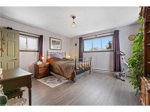 35 Jones Street, Hamilton, ON - Indoor Photo Showing Bedroom