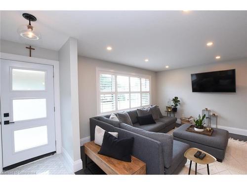 24 East 39Th Street, Hamilton, ON - Indoor Photo Showing Living Room