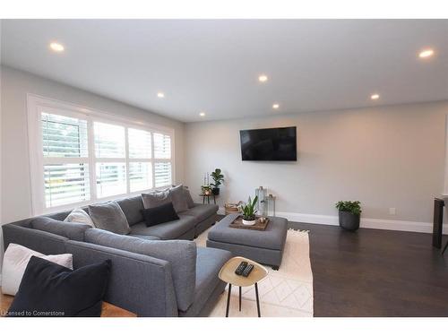 24 East 39Th Street, Hamilton, ON - Indoor Photo Showing Living Room