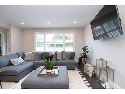 24 East 39Th Street, Hamilton, ON - Indoor Photo Showing Living Room