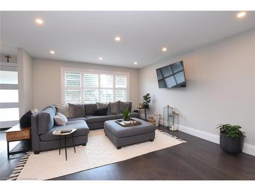 24 East 39Th Street, Hamilton, ON - Indoor Photo Showing Living Room