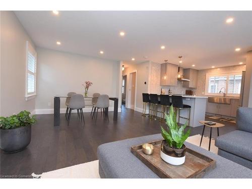 24 East 39Th Street, Hamilton, ON - Indoor Photo Showing Living Room