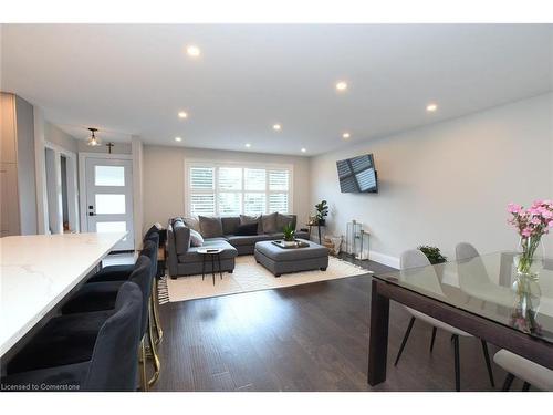 24 East 39Th Street, Hamilton, ON - Indoor Photo Showing Living Room