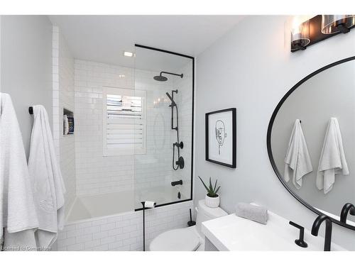 24 East 39Th Street, Hamilton, ON - Indoor Photo Showing Bathroom