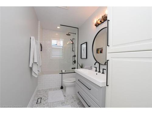 24 East 39Th Street, Hamilton, ON - Indoor Photo Showing Bathroom