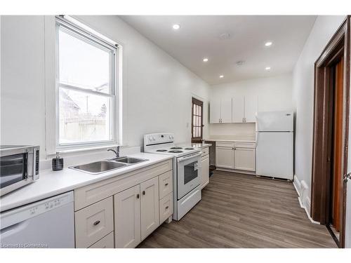 5 Easton Street, Cambridge, ON - Indoor Photo Showing Kitchen With Double Sink