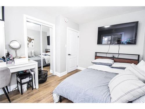 176 East 43Rd Street, Hamilton, ON - Indoor Photo Showing Bedroom