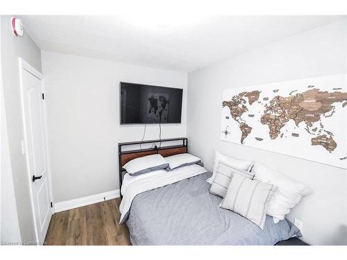 176 East 43Rd Street, Hamilton, ON - Indoor Photo Showing Bedroom