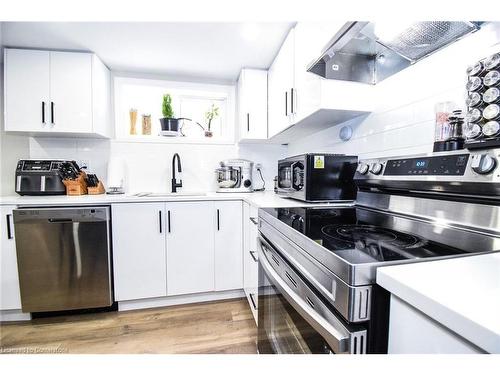 176 East 43Rd Street, Hamilton, ON - Indoor Photo Showing Kitchen