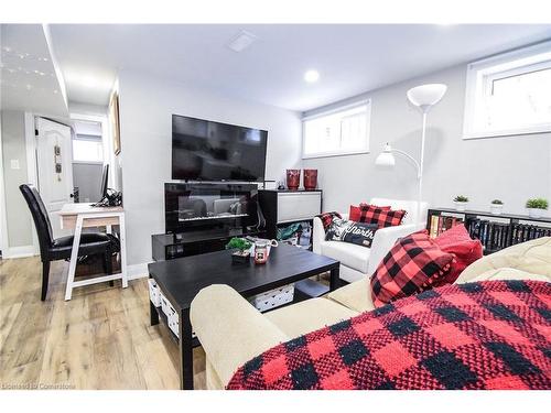 176 East 43Rd Street, Hamilton, ON - Indoor Photo Showing Living Room