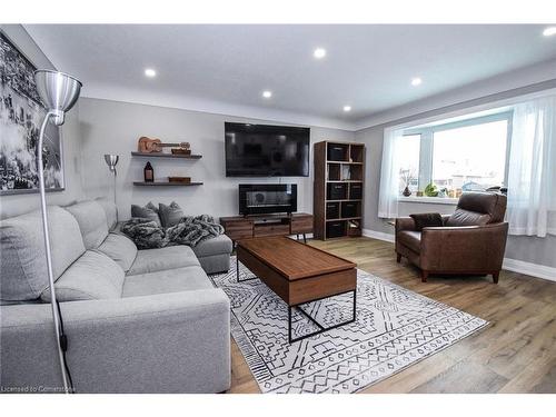 176 East 43Rd Street, Hamilton, ON - Indoor Photo Showing Living Room