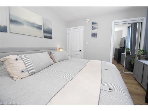 176 East 43Rd Street, Hamilton, ON - Indoor Photo Showing Bedroom