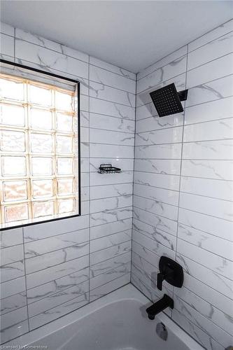 176 East 43Rd Street, Hamilton, ON - Indoor Photo Showing Bathroom