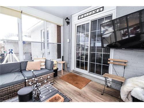 176 East 43Rd Street, Hamilton, ON - Indoor Photo Showing Living Room