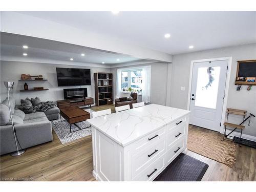 176 East 43Rd Street, Hamilton, ON - Indoor Photo Showing Living Room