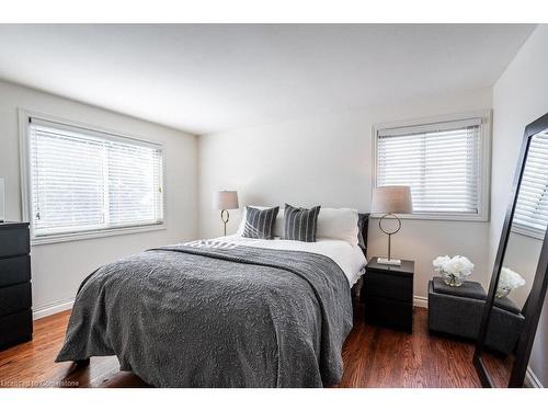 5286 Woodhaven Drive, Burlington, ON - Indoor Photo Showing Bedroom