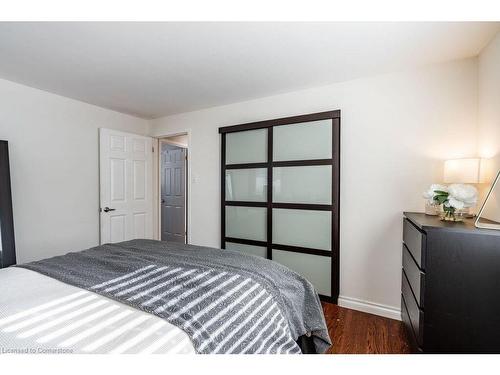 5286 Woodhaven Drive, Burlington, ON - Indoor Photo Showing Bedroom