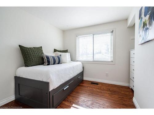 5286 Woodhaven Drive, Burlington, ON - Indoor Photo Showing Bedroom