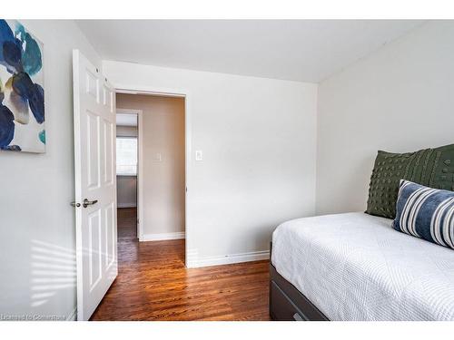 5286 Woodhaven Drive, Burlington, ON - Indoor Photo Showing Bedroom