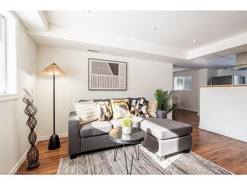 5286 Woodhaven Drive, Burlington, ON - Indoor Photo Showing Living Room