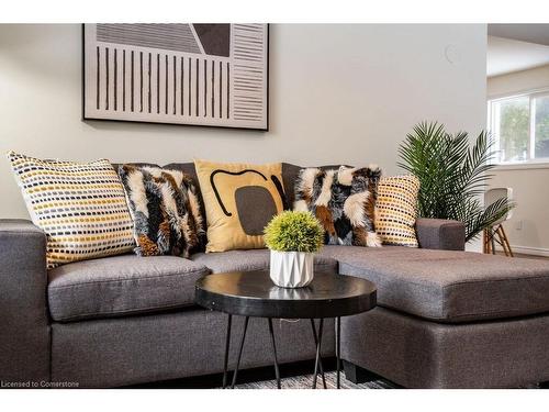 5286 Woodhaven Drive, Burlington, ON - Indoor Photo Showing Living Room