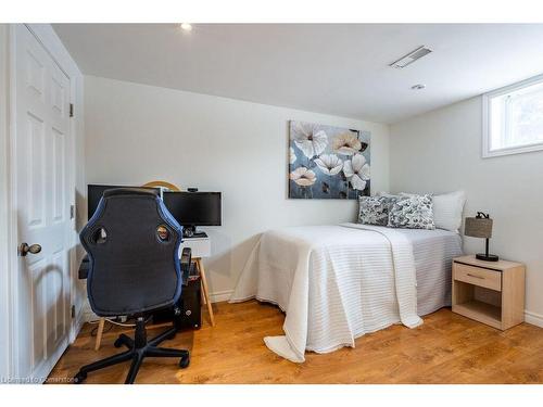 5286 Woodhaven Drive, Burlington, ON - Indoor Photo Showing Bedroom