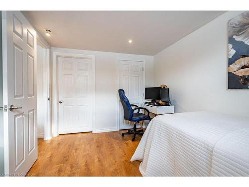 5286 Woodhaven Drive, Burlington, ON - Indoor Photo Showing Bedroom