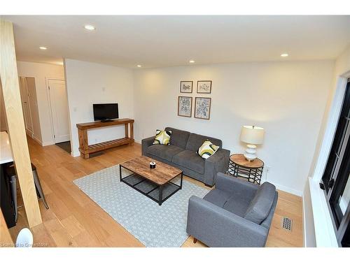 145 Winchester Boulevard, Hamilton, ON - Indoor Photo Showing Living Room