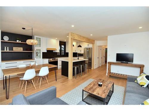 145 Winchester Boulevard, Hamilton, ON - Indoor Photo Showing Living Room