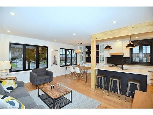 145 Winchester Boulevard, Hamilton, ON - Indoor Photo Showing Living Room