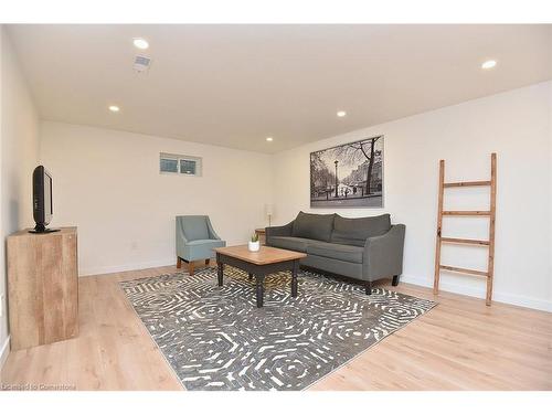 145 Winchester Boulevard, Hamilton, ON - Indoor Photo Showing Living Room