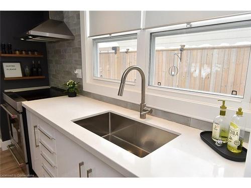 672 Montego Crescent, Burlington, ON - Indoor Photo Showing Kitchen