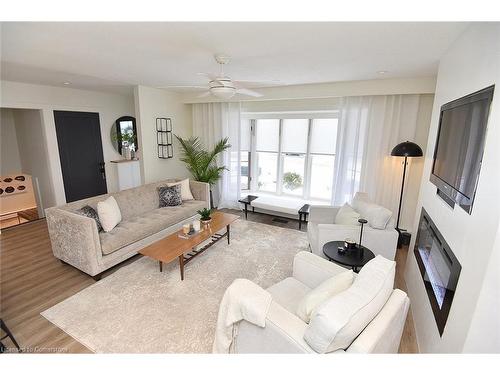 672 Montego Crescent, Burlington, ON - Indoor Photo Showing Living Room