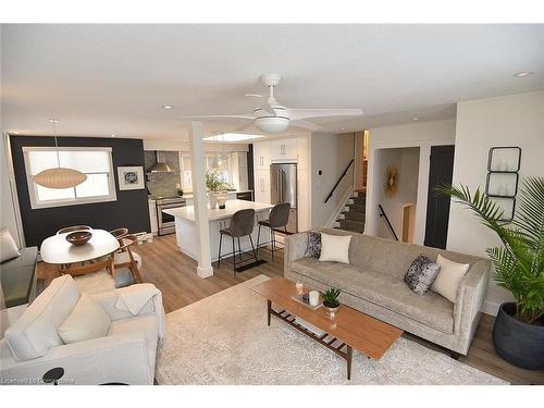 672 Montego Crescent, Burlington, ON - Indoor Photo Showing Living Room