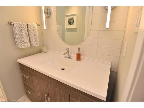 672 Montego Crescent, Burlington, ON - Indoor Photo Showing Bathroom