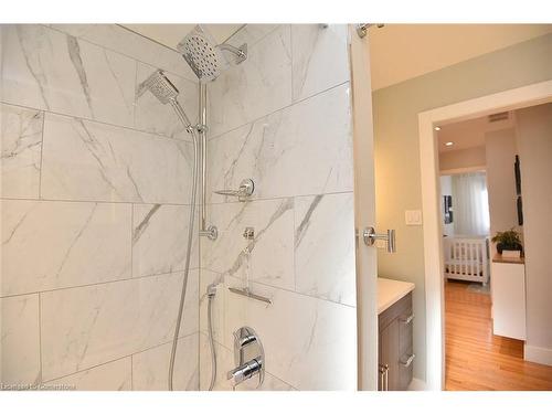 672 Montego Crescent, Burlington, ON - Indoor Photo Showing Bathroom