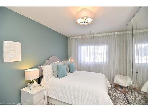 672 Montego Crescent, Burlington, ON - Indoor Photo Showing Bedroom