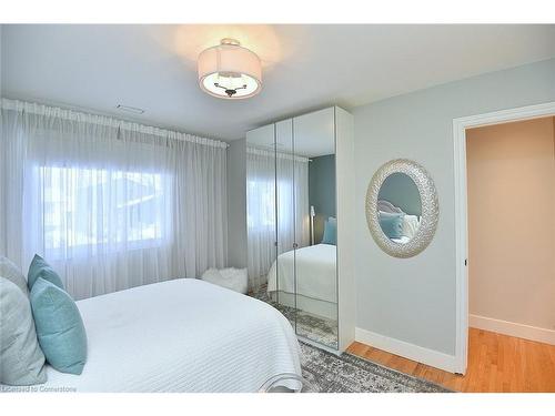 672 Montego Crescent, Burlington, ON - Indoor Photo Showing Bedroom