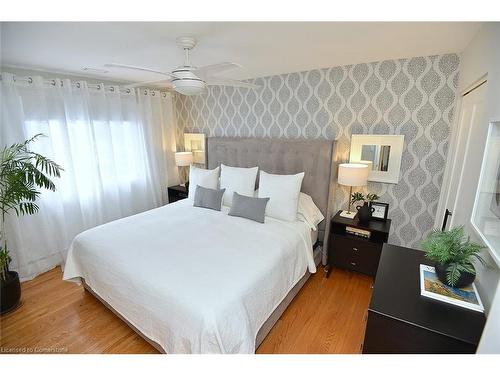 672 Montego Crescent, Burlington, ON - Indoor Photo Showing Bedroom