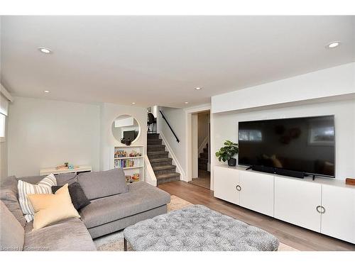 672 Montego Crescent, Burlington, ON - Indoor Photo Showing Living Room