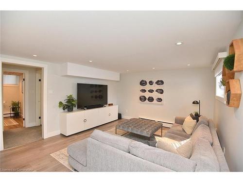 672 Montego Crescent, Burlington, ON - Indoor Photo Showing Living Room