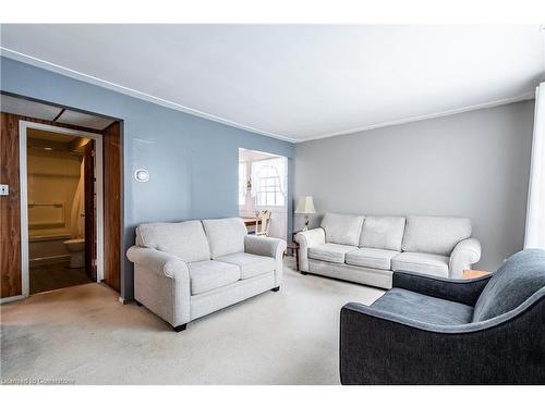 450 Upper Sherman Avenue, Hamilton, ON - Indoor Photo Showing Living Room