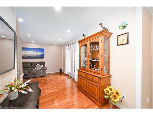 805 Stone Church Road, Hamilton, ON - Indoor Photo Showing Living Room