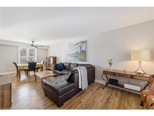 161 Twin Crescent, Hamilton, ON - Indoor Photo Showing Living Room