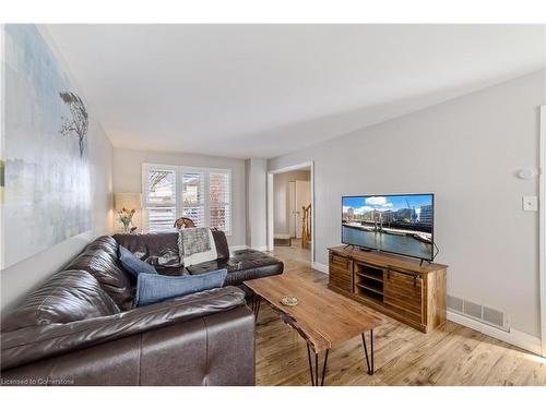 161 Twin Crescent, Hamilton, ON - Indoor Photo Showing Living Room