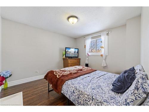 161 Twin Crescent, Hamilton, ON - Indoor Photo Showing Bedroom