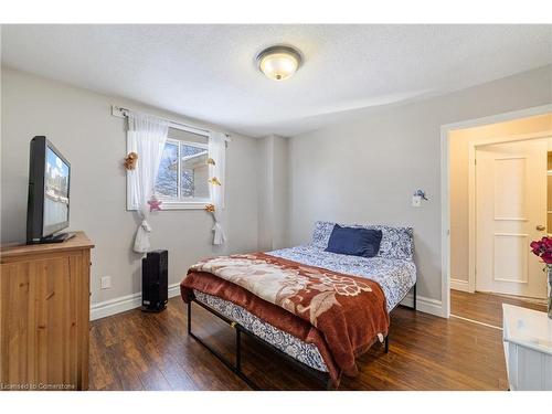 161 Twin Crescent, Hamilton, ON - Indoor Photo Showing Bedroom