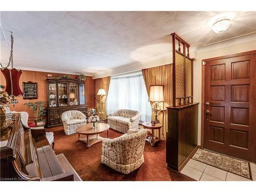 251 Tottenham Road, Burlington, ON - Indoor Photo Showing Living Room