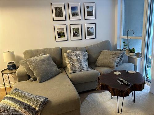 409-270 Wellington Street W, Toronto, ON - Indoor Photo Showing Living Room